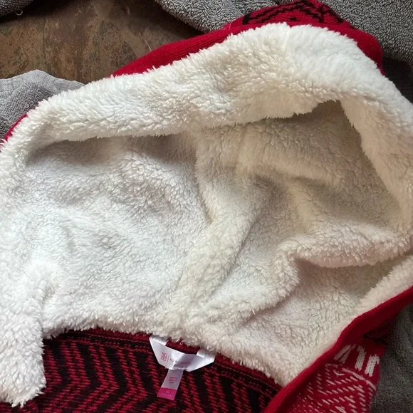 No Boundaries Red & White Jacquard Cardigan with Faux Fur Hood - NWT - Picture 6 of 8